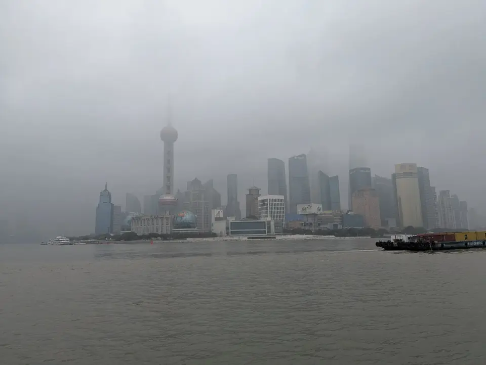 外滩下雨时的美景